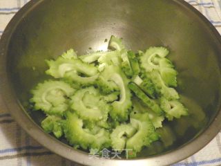 蒜头豆豉爆苦瓜的做法步骤：1