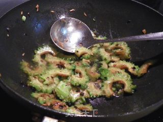 蒜头豆豉爆苦瓜的做法步骤：3