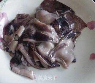 青椒洋葱鱿鱼尾的做法步骤：2