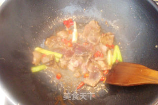 【下面条雨的那天】麻辣牛肉面加粉的做法步骤：4