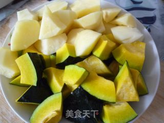 （南瓜）窝瓜土豆盖饭的做法步骤：2