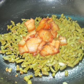 咸豆角炒腊肉的做法步骤：6