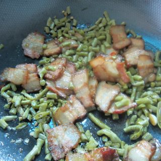 咸豆角炒腊肉的做法步骤：7