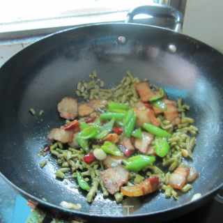 咸豆角炒腊肉的做法步骤：8