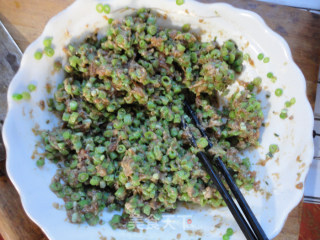 豆角猪肉锅贴饼的做法步骤：6