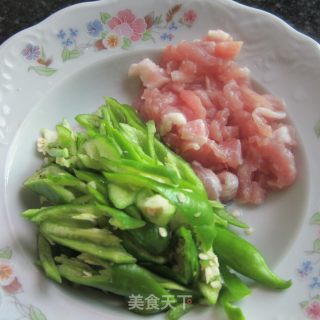 来碗辣椒瘦肉粉的做法步骤：1