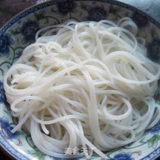 来碗辣椒瘦肉粉的做法步骤：2