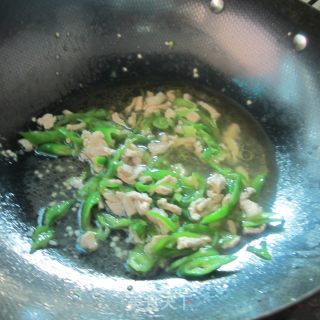 来碗辣椒瘦肉粉的做法步骤：4