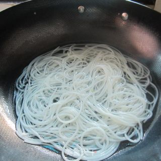 来碗辣椒瘦肉粉的做法步骤：6