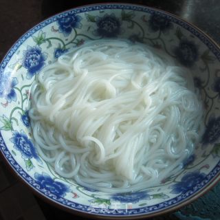 来碗辣椒瘦肉粉的做法步骤：7