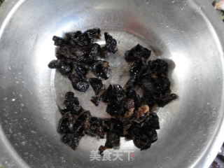 木耳炒猪腰的做法步骤：2