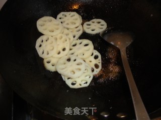 糖醋藕片的做法步骤：3