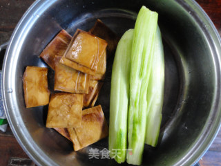 丝瓜炒茶干的做法步骤：1