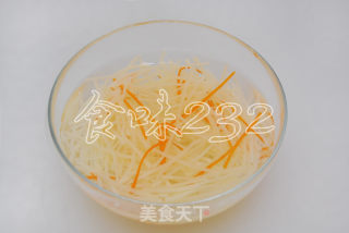 夏季爽口小凉菜——炝拌土豆丝的做法步骤：3