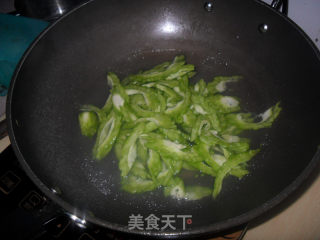 苦瓜炒蛋的做法步骤：2