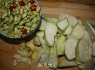 丝瓜炒毛豆的做法步骤：1