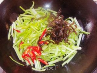 芹菜炒肉丝的做法步骤：3
