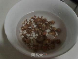 菱角鸡头米红莲子粥的做法步骤：1