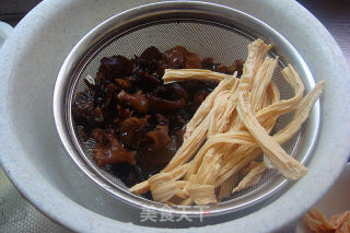 夏日火爆爽口菜-【洋葱木耳拌腐竹】（内附秘制料汁）的做法步骤：1