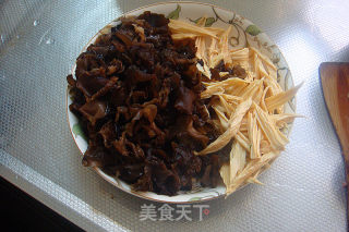 夏日火爆爽口菜-【洋葱木耳拌腐竹】（内附秘制料汁）的做法步骤：2