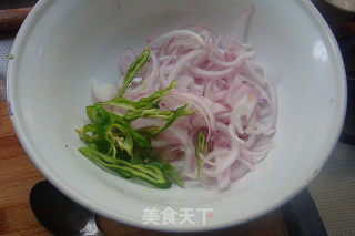 夏日火爆爽口菜-【洋葱木耳拌腐竹】（内附秘制料汁）的做法步骤：3