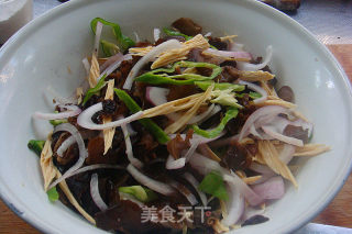 夏日火爆爽口菜-【洋葱木耳拌腐竹】（内附秘制料汁）的做法步骤：4