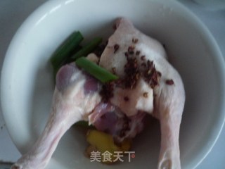 香酥鸭腿的做法步骤：1
