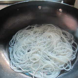 咸菜瘦肉米粉的做法步骤：3