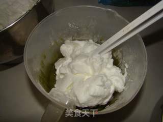 抹茶戚风蛋糕的做法步骤：8