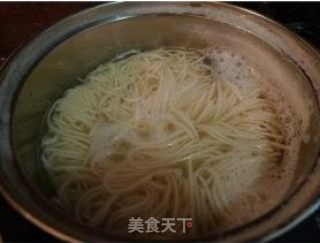 葱油拌面（完美荷包蛋攻略）的做法步骤：2