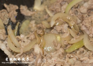 只需四步，教你做简单又美味的吉野家牛肉饭！的做法步骤：3