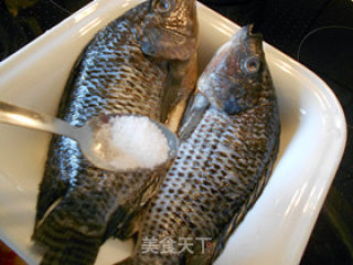 【双椒罗非鱼】令人食指大动的菜的做法步骤：3