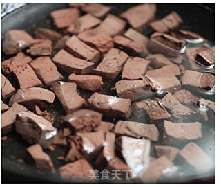 丝瓜鸭血汤的做法步骤：2