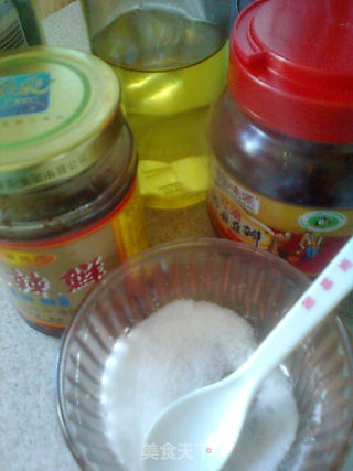 丝瓜烧鸭腿的做法步骤：1