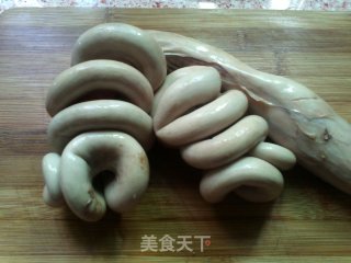 爽脆椒炒生肠的做法步骤：2