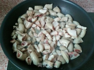 爽脆椒炒生肠的做法步骤：5