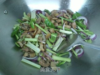 爽脆椒炒生肠的做法步骤：9