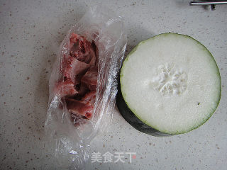 冬瓜排骨汤的做法步骤：1