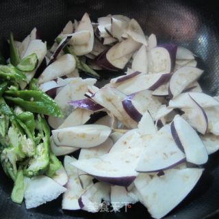 正是蔬菜大丰收季节------来盘青炒茄子的做法步骤：4