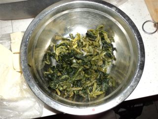 雪里蕻炖豆腐的做法步骤：2