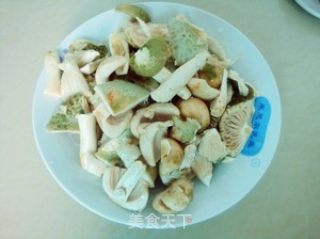 云南美味山珍——青头菌炒肉片的做法步骤：2