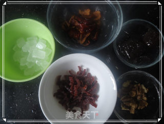 山楂核桃薏米粥的做法步骤：1