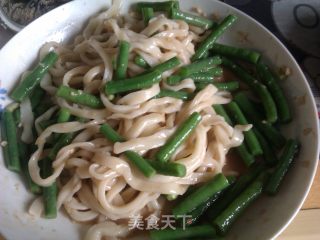 一个人的早中餐~老家传统面条（不用一滴油哦)的做法步骤：1