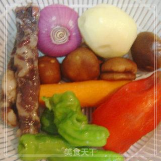 五彩缤纷的饭饭谁能抗拒------什蔬腊肠焗饭的做法步骤：1
