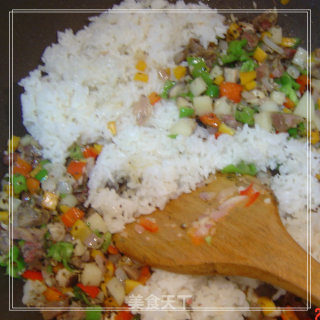 五彩缤纷的饭饭谁能抗拒------什蔬腊肠焗饭的做法步骤：6