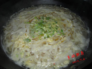 葱香浓郁土豆鸡蛋热汤面的做法步骤：8