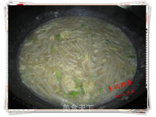 葱香浓郁土豆鸡蛋热汤面的做法步骤：9
