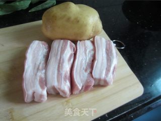 土豆烧肉的做法步骤：1