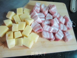 土豆烧肉的做法步骤：2