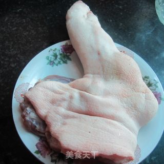 美容佳肴增强皮肤弹性------干蒸猪蹄的做法步骤：1